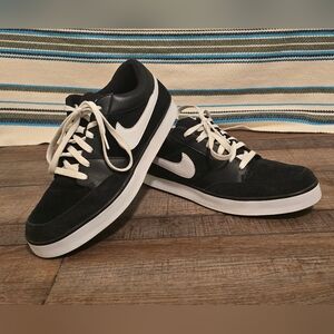 Nike Men's Black and White Casual Sneakers